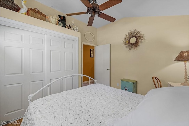 bedroom with ceiling fan, lofted ceiling, and a closet