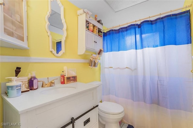 bathroom with a shower with shower curtain, vanity, and toilet