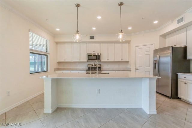 kitchen featuring sink, stainless steel appliances, an island with sink, and pendant lighting