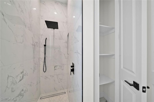 bathroom featuring a tile shower