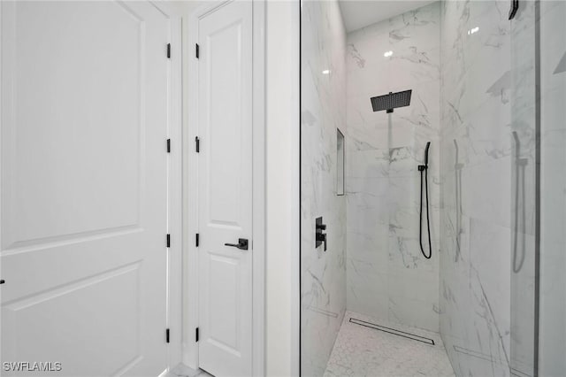 bathroom featuring a tile shower