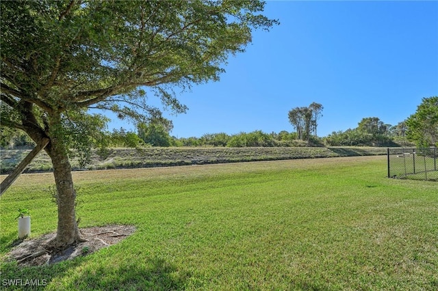 view of yard featuring a rural view