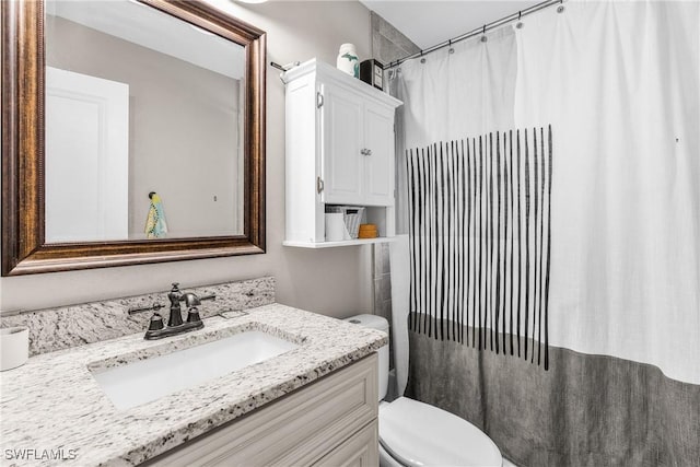 bathroom with a shower with curtain, vanity, and toilet