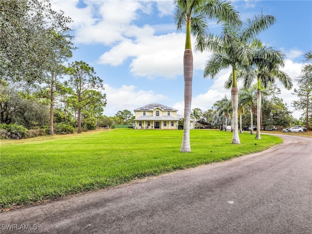 view of front of home featuring a front yard