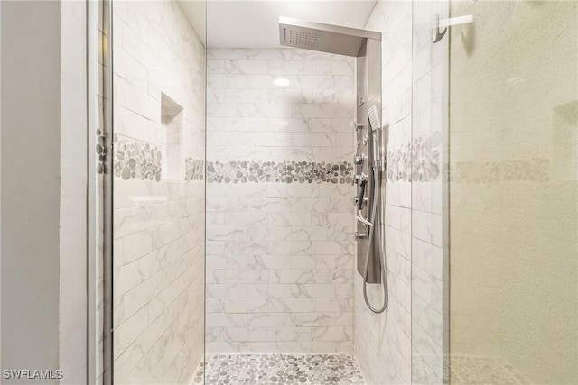 bathroom featuring tiled shower