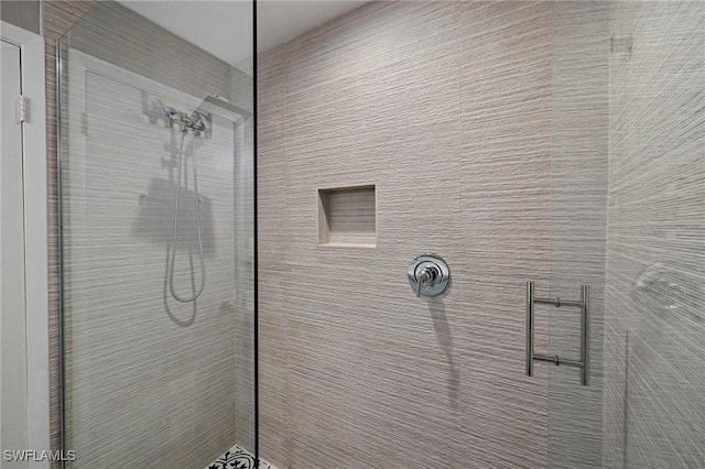 room details featuring tiled shower