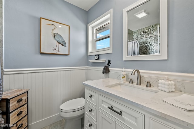 bathroom with a shower with curtain, vanity, and toilet