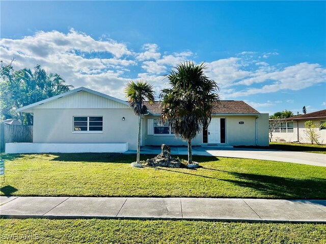 ranch-style house featuring a front yard