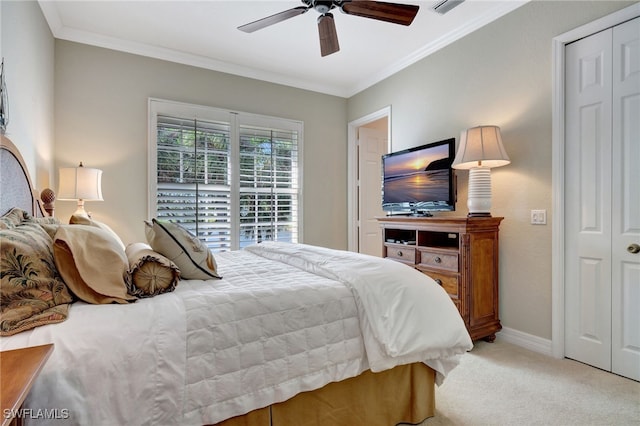 bedroom with a closet, ceiling fan, crown molding, and light colored carpet