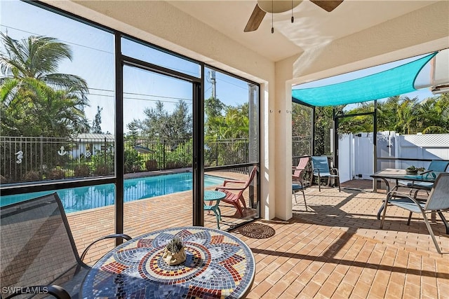 sunroom with ceiling fan