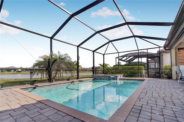 view of swimming pool featuring an in ground hot tub, a water view, a patio area, and a lanai