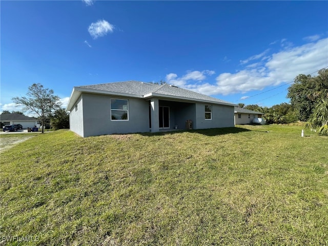 back of house featuring a lawn