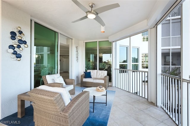 sunroom with ceiling fan