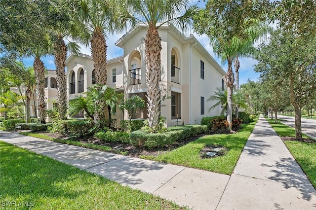 view of front of house with a front lawn