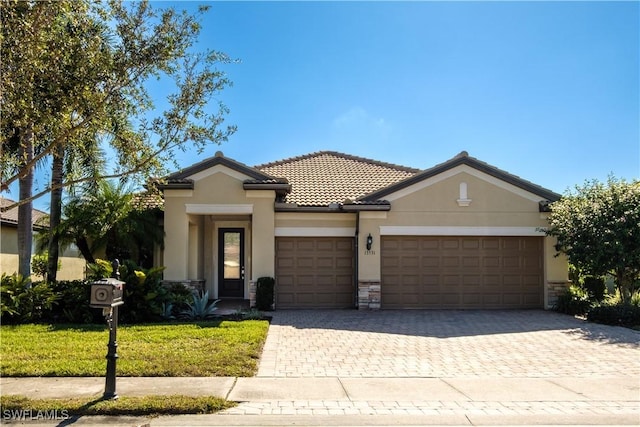 view of front facade featuring a garage and a front lawn