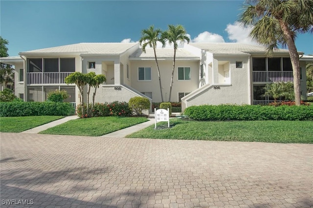 view of front of home featuring a front yard