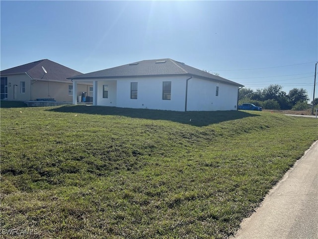 view of side of property featuring a lawn