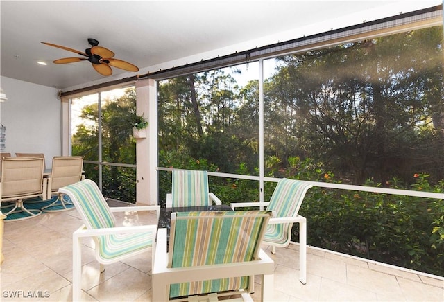 sunroom with ceiling fan