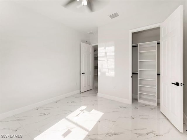 unfurnished bedroom featuring ceiling fan and a closet