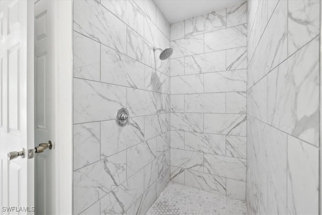 bathroom featuring tiled shower