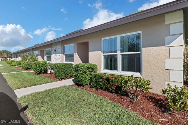 view of side of property featuring a lawn