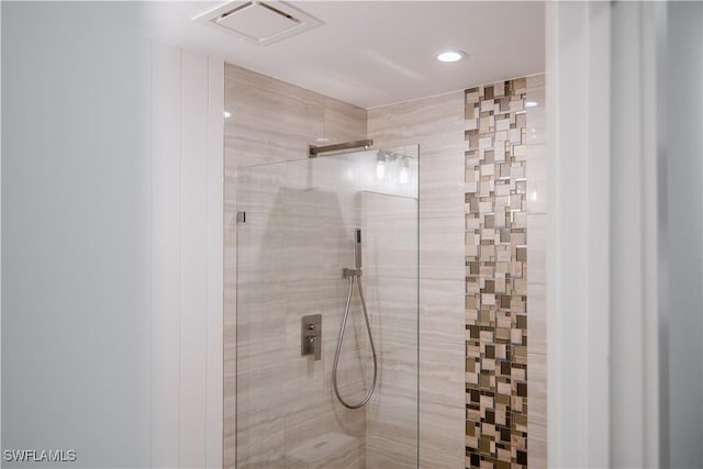 bathroom featuring a tile shower