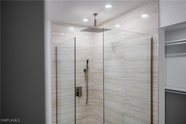 bathroom featuring tiled shower