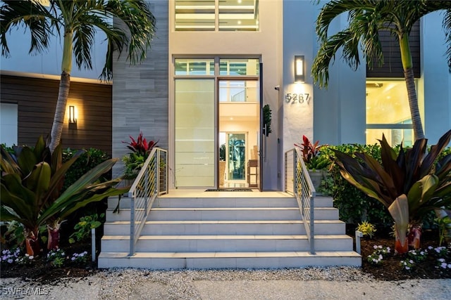 entrance to property with stucco siding