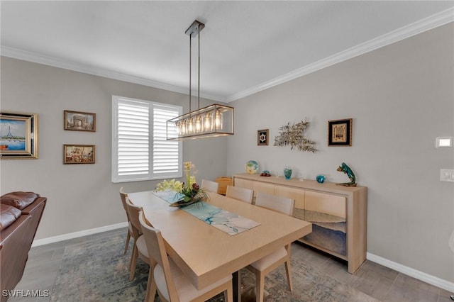 dining area with ornamental molding