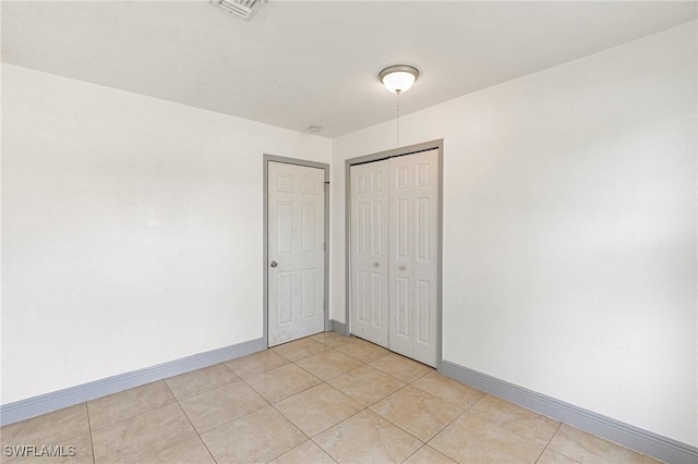 empty room featuring light tile patterned flooring