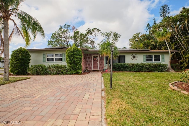 ranch-style home featuring a front lawn