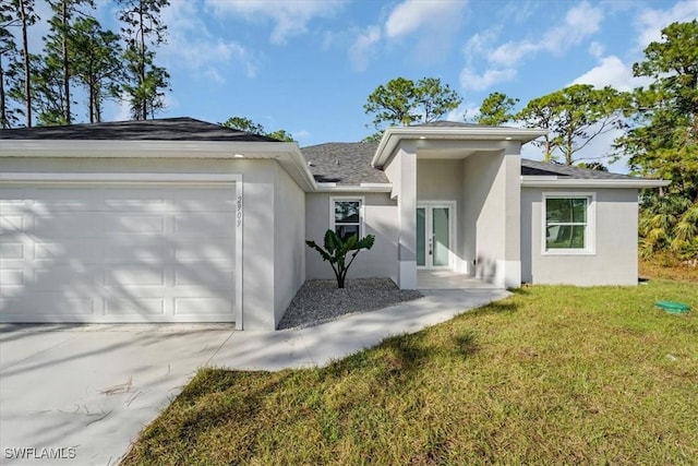 view of front of house featuring a front lawn and a garage