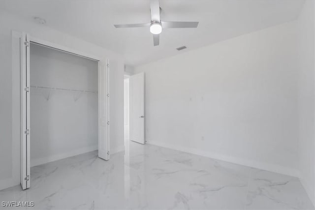 unfurnished bedroom featuring ceiling fan and a closet