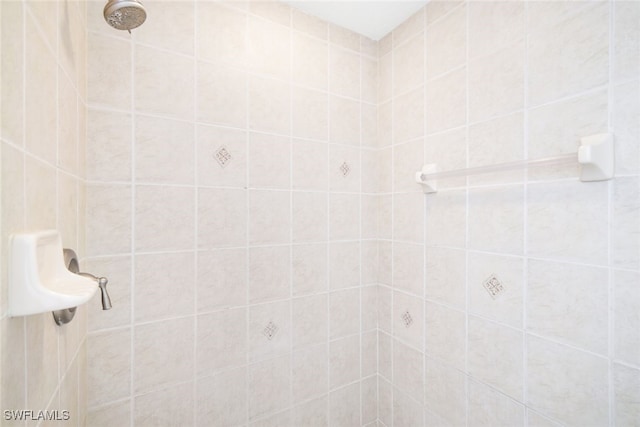 bathroom featuring a tile shower