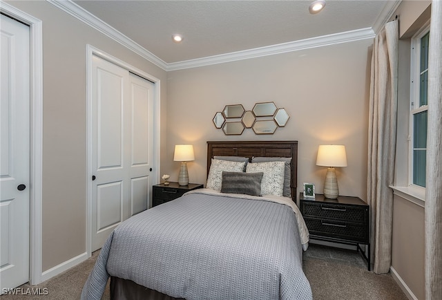 bedroom featuring crown molding, a closet, carpet, and a textured ceiling