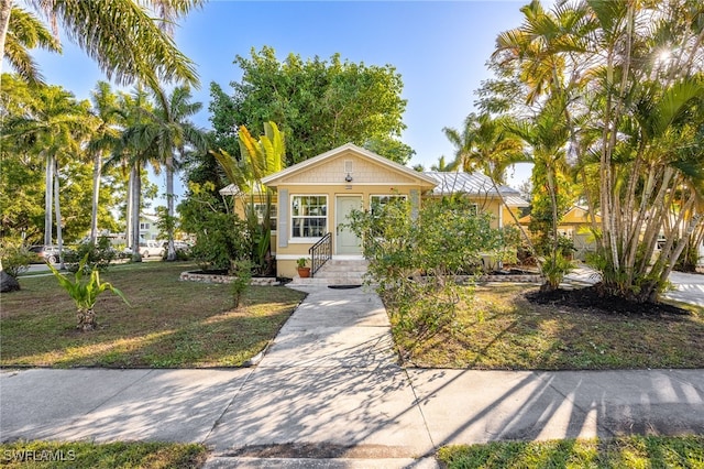 view of front of property featuring a front yard