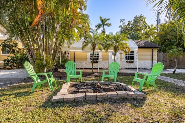 view of yard featuring a fire pit