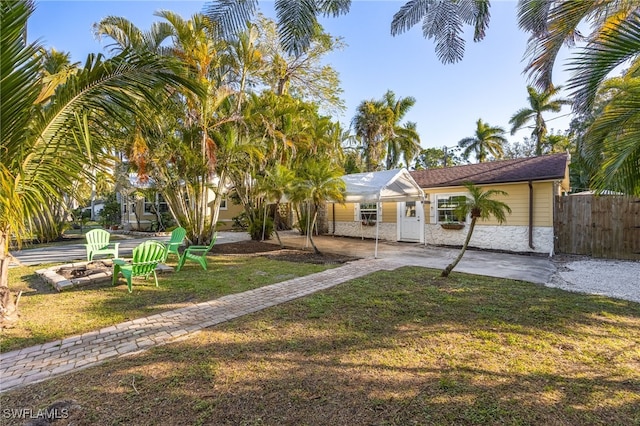 view of front of property featuring fence