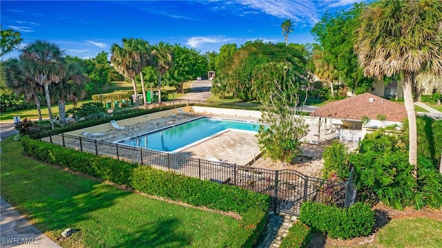 view of swimming pool featuring a yard