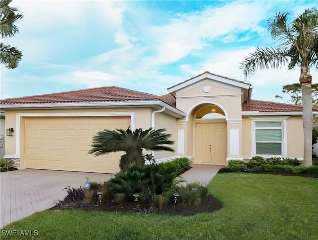 view of front of home featuring a garage and a front yard