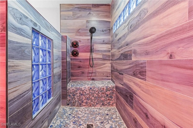 bathroom featuring a tile shower