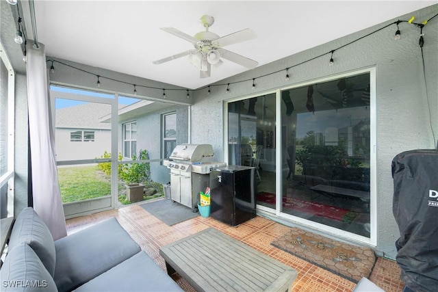 sunroom with ceiling fan