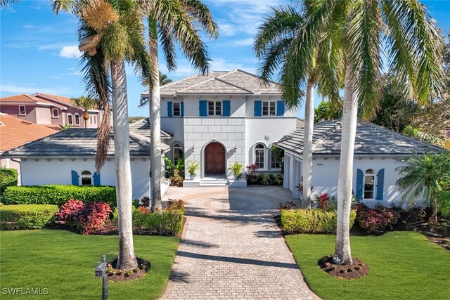 view of front of home featuring a front lawn