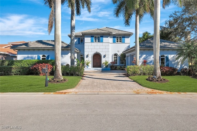 view of front facade featuring a front yard