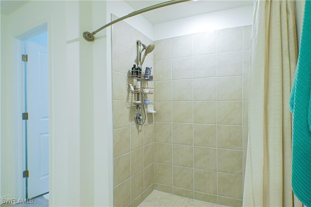 bathroom featuring curtained shower