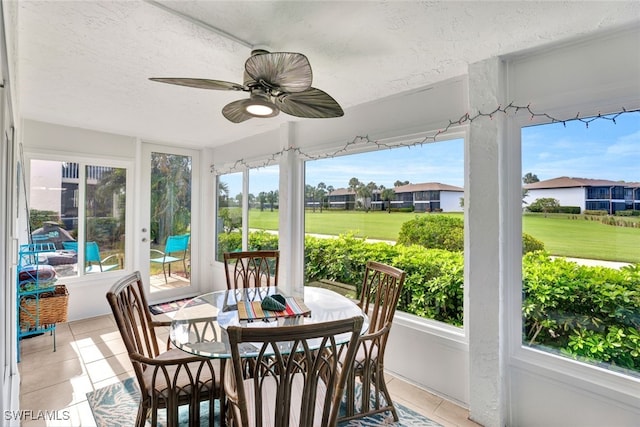 sunroom with ceiling fan