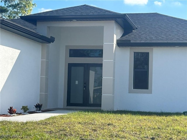 entrance to property featuring a yard