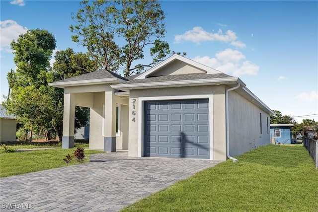 view of front of home featuring a front yard and a garage