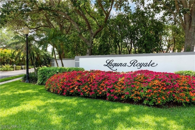 community / neighborhood sign featuring a lawn