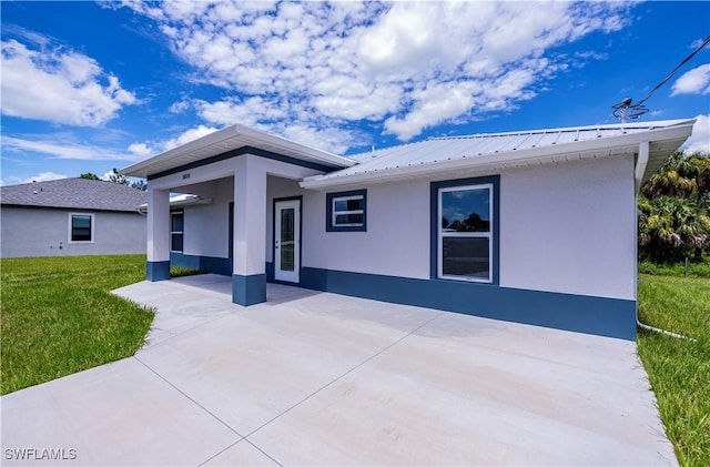 view of front of house featuring a patio and a front lawn